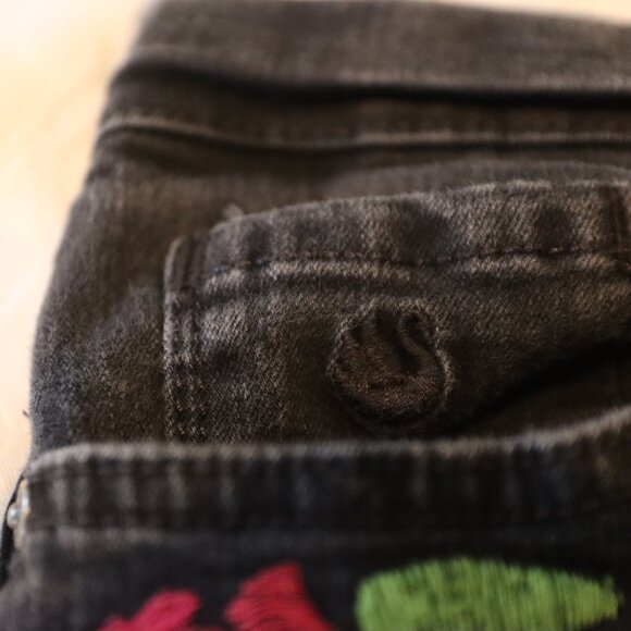 Gloria Vanderbilt Amanda Harvest Rose Black Floral Embroidered Jeans 12 Short - Picture 7 of 16